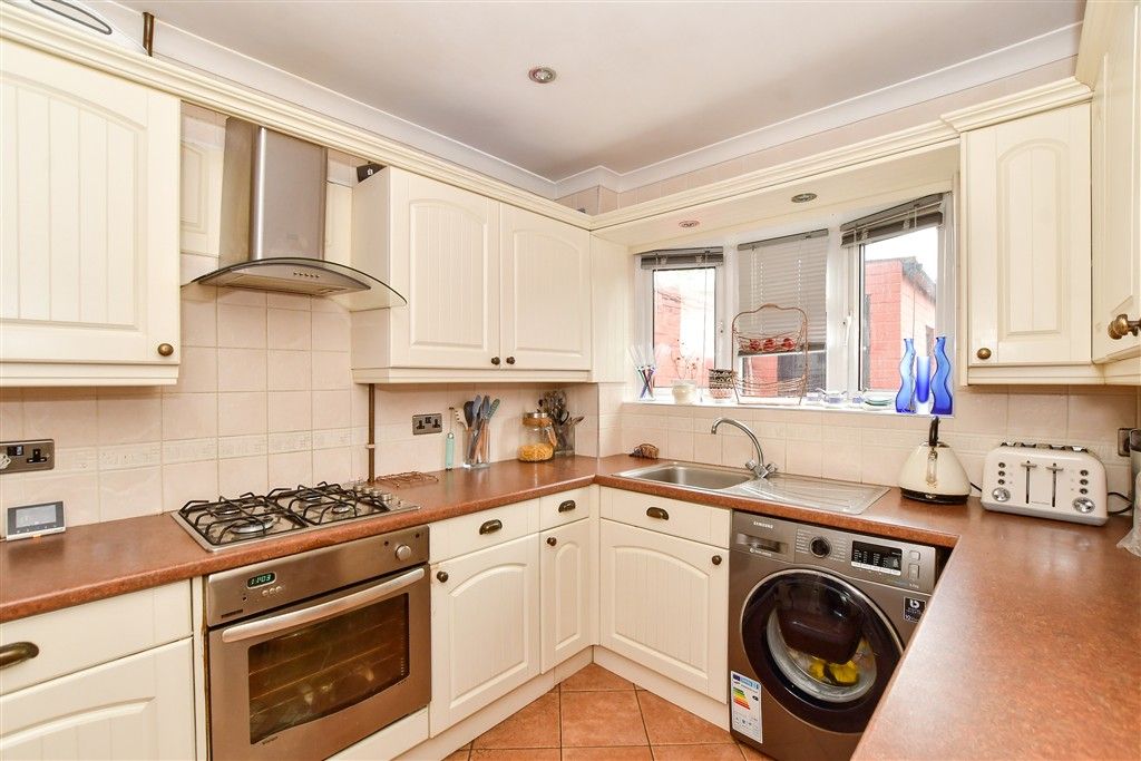 Property photo 3 of 10 Kitchen