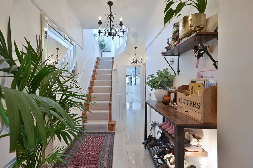 Property photo 2 of 32