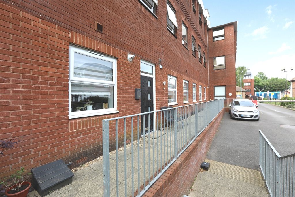 Property photo 1 of 9