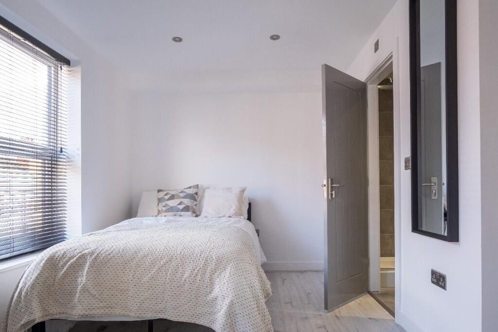 Property photo 2 of 15 A Bright And Spacious Master Bedroom Featuring A N...