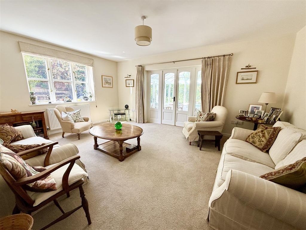 Property photo 2 of 36 Lounge