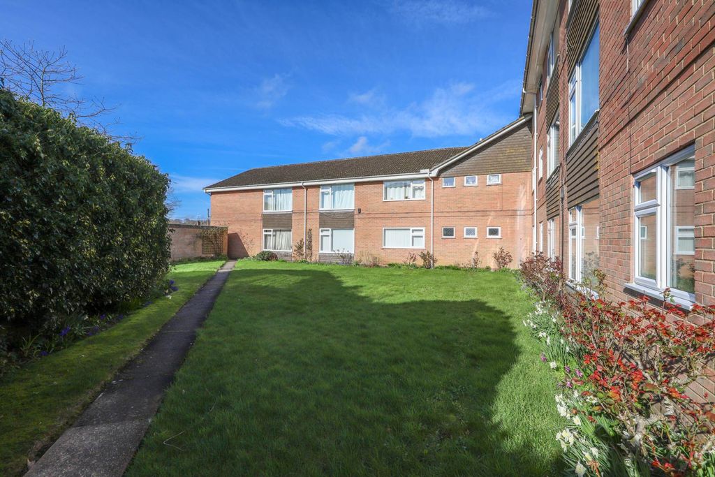 2 bed flat for salePark Road, Blandford Forum DT11 photo 4