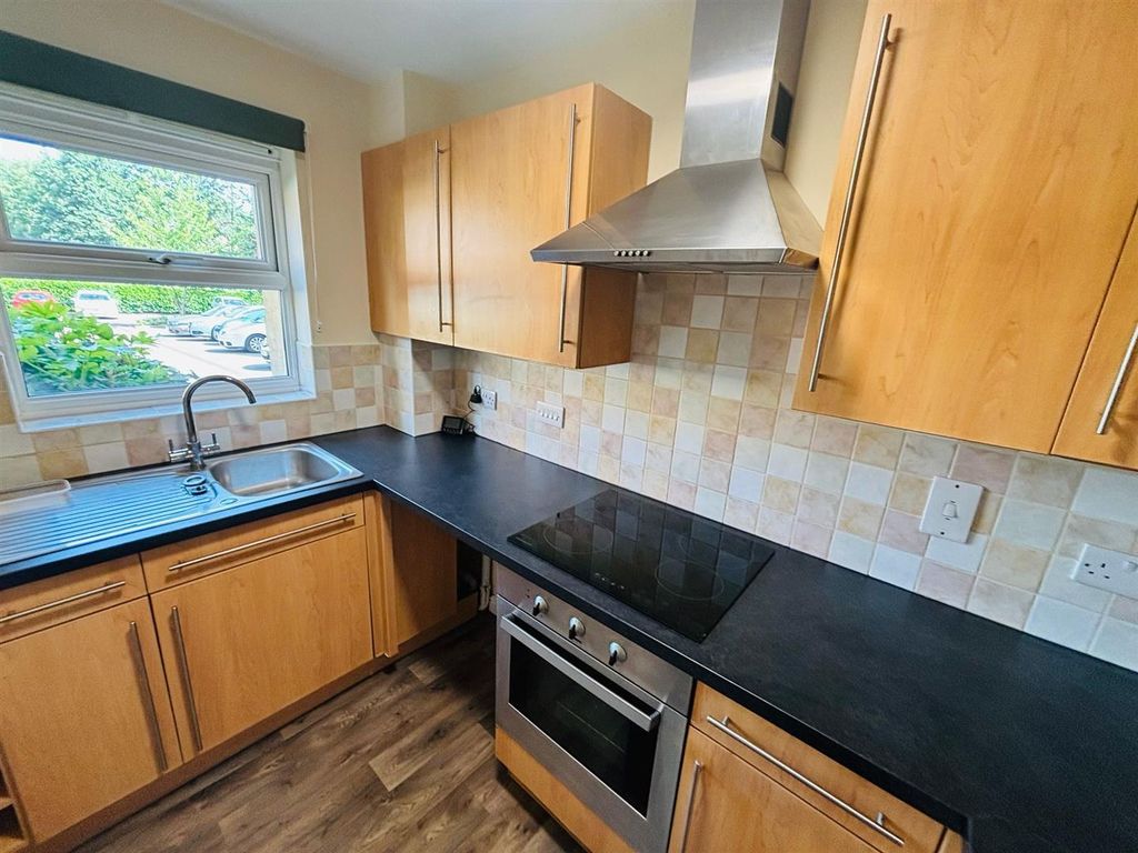 Property photo 3 of 13 Fitted Kitchen: