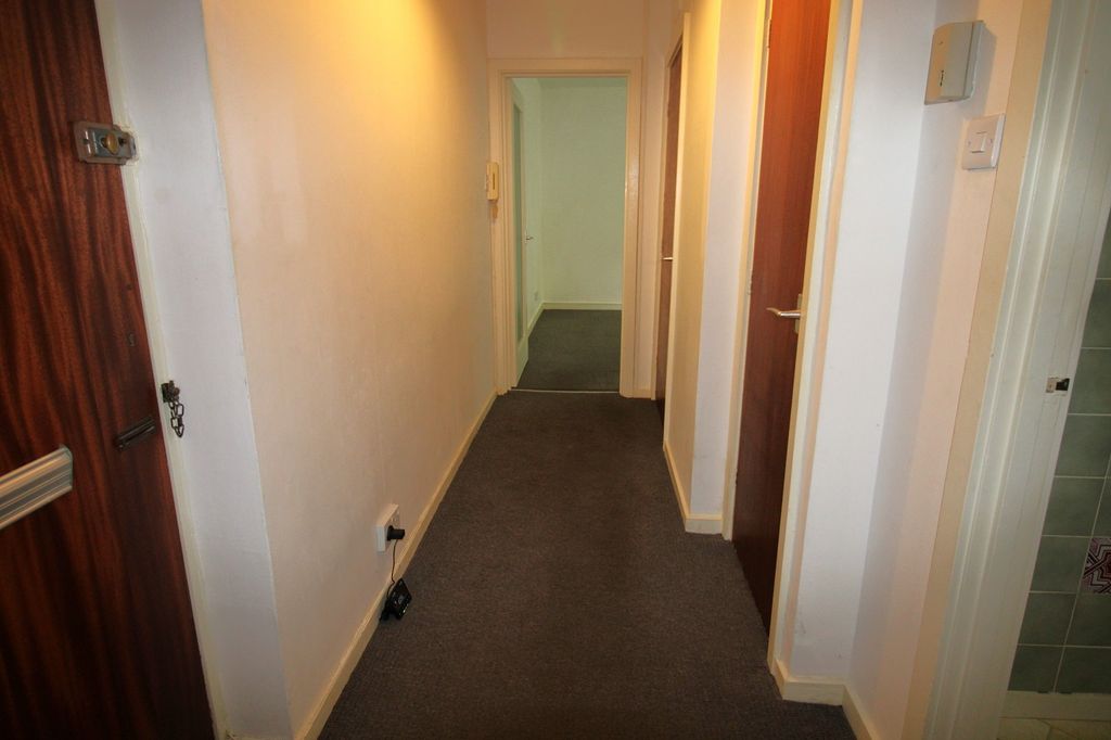 Property photo 3 of 11 Hall