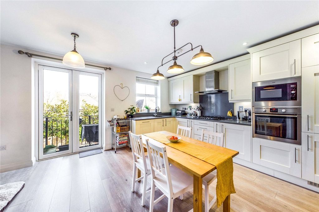 Property photo 2 of 20 Kitchen/Breakfast