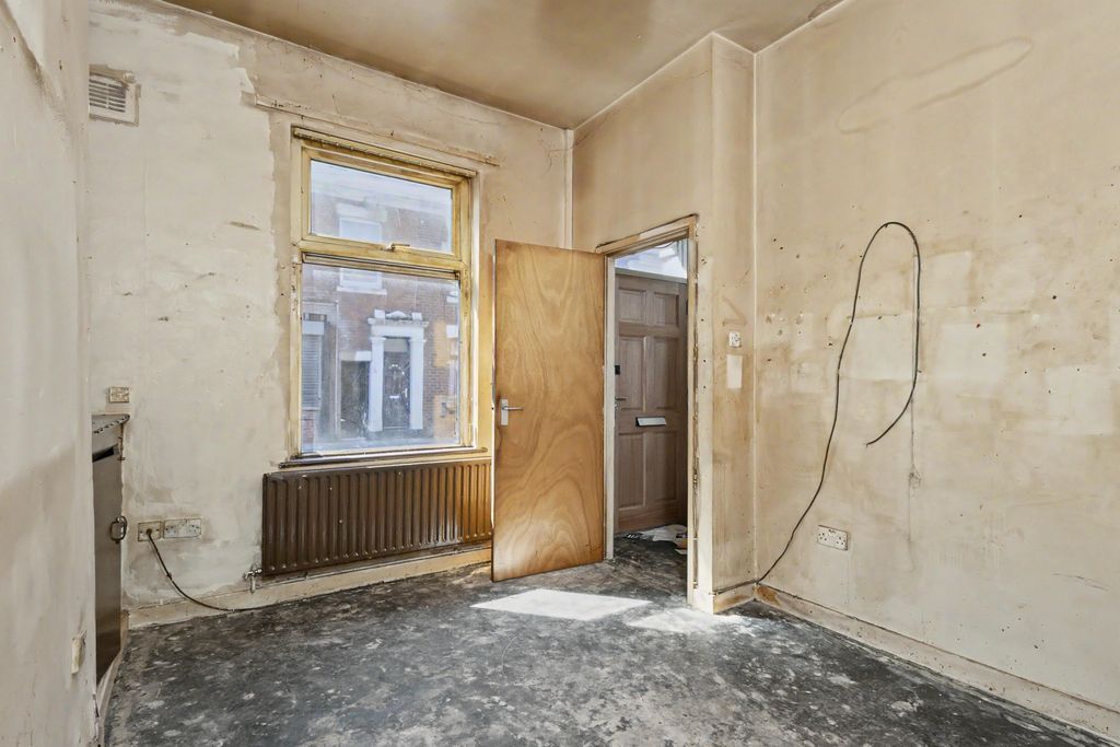 Property photo 2 of 16 188 Plungington Road, Preston, Lancashire, Pr1 7Ub