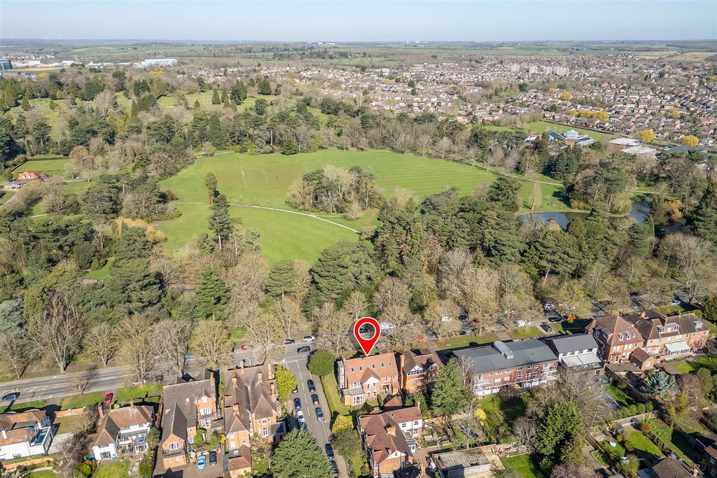 Property photo 3 of 41 260318 - 26 Park Avenue, Bedford - 17.Jpg