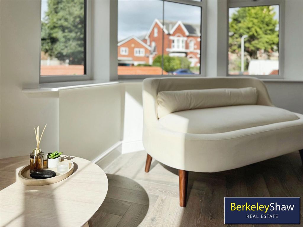 Property photo 2 of 14 Living Room (3)