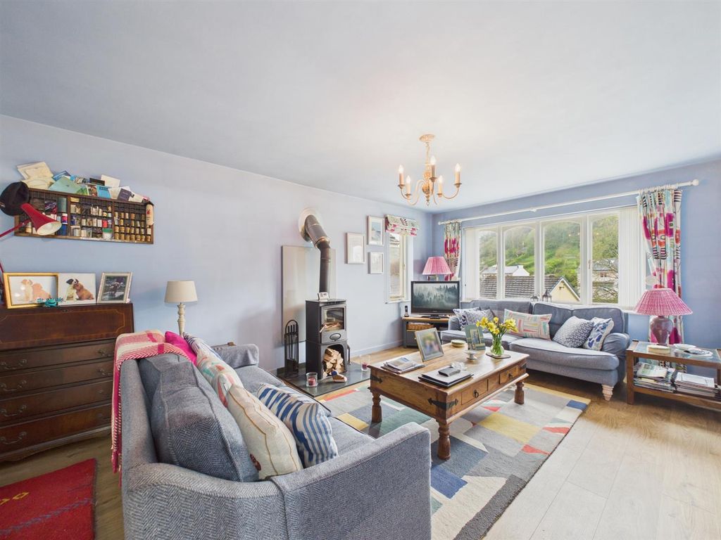 Property photo 3 of 18 Living Room