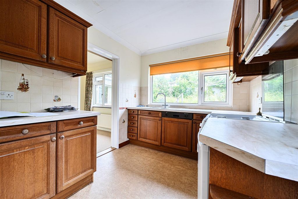 Property photo 3 of 19 Kitchen