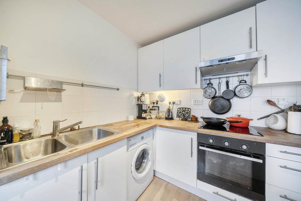 Property photo 2 of 13 1408927-6-698600E...