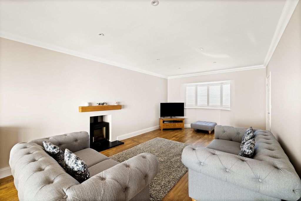 Property photo 2 of 27