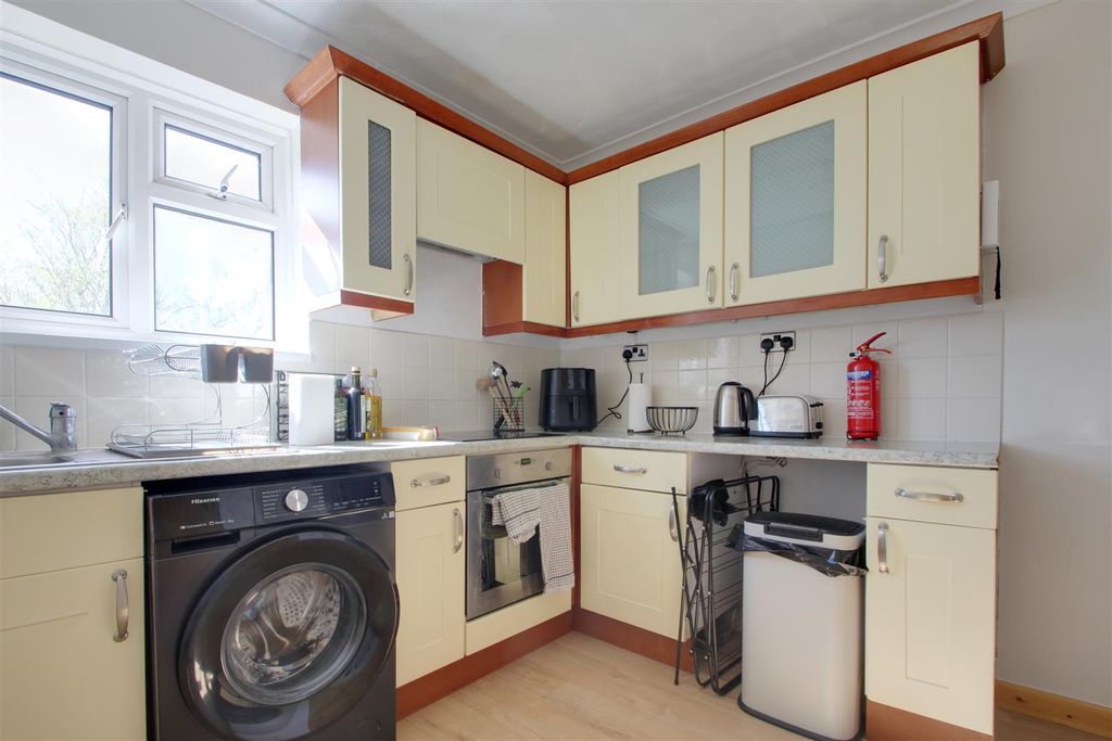 Property photo 2 of 7 Kitchen