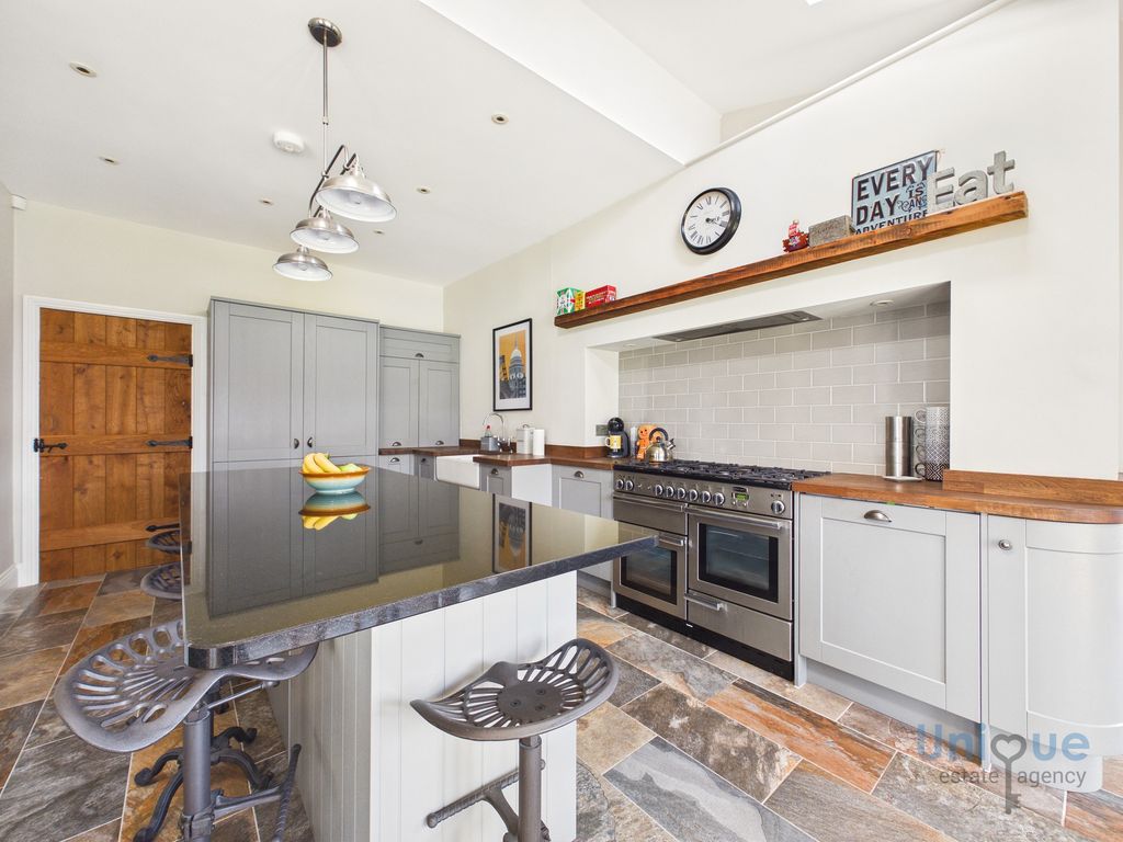 Property photo 2 of 31