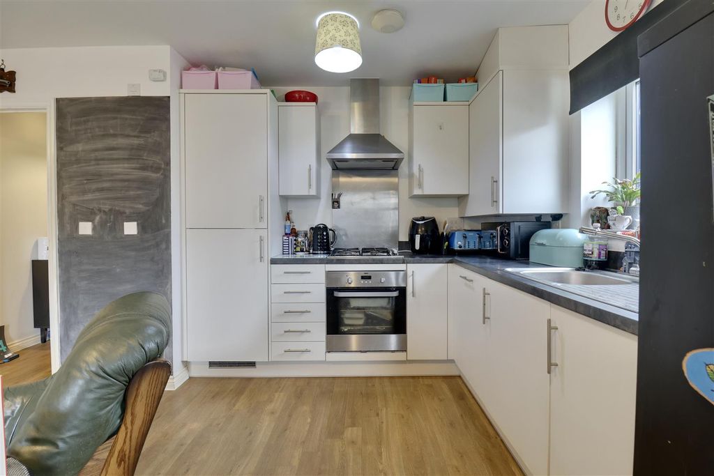 Property photo 2 of 10 Kitchen