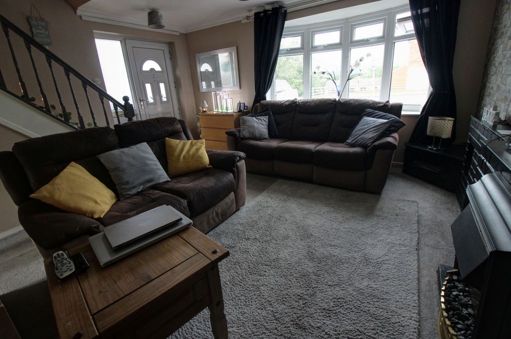 Property photo 2 of 11 Living Room