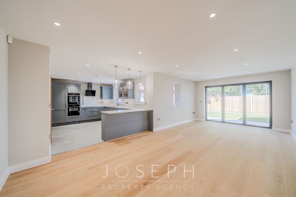 Property photo 2 of 33