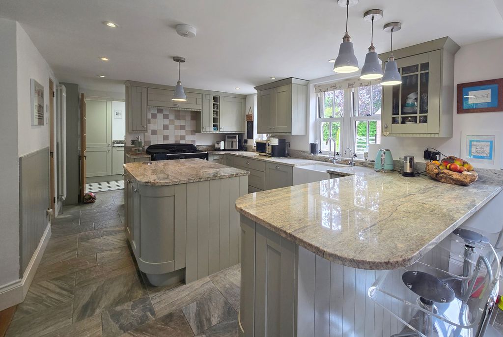 Property photo 3 of 19 Meadowside Kitchen