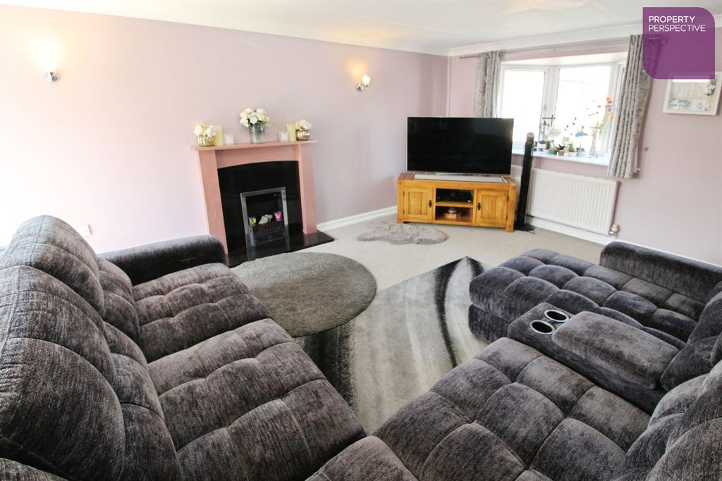 Property photo 3 of 17 Lounge