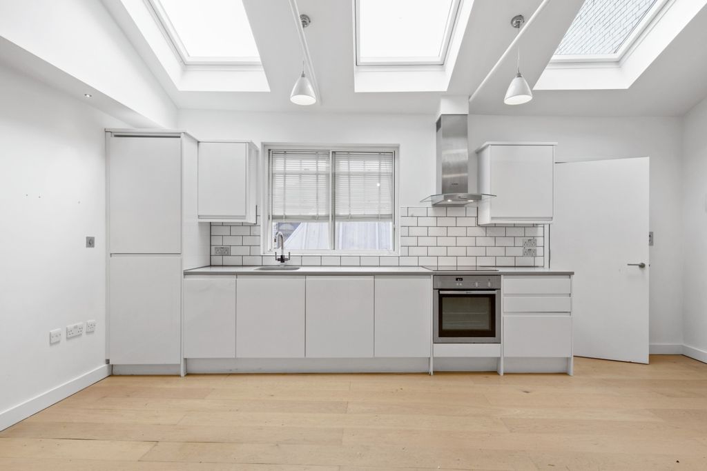 Property photo 2 of 18 976802