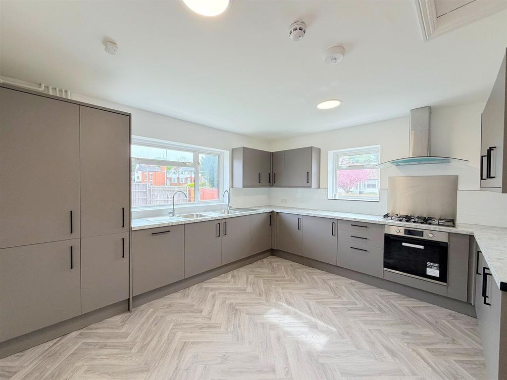 Property photo 2 of 22 Kitchen / Diner