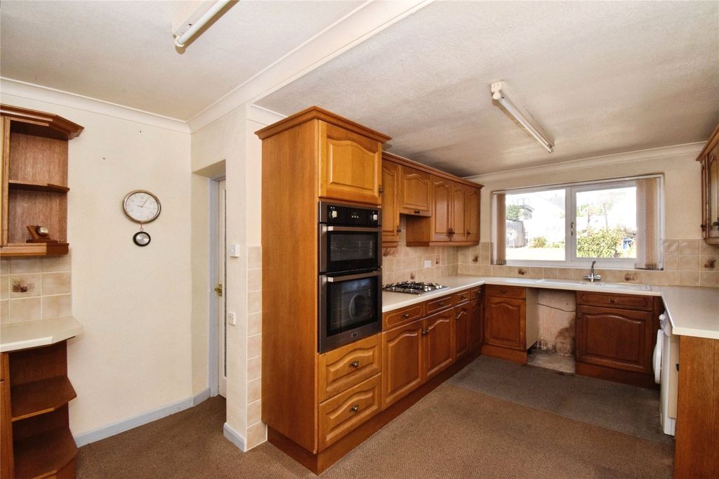 Property photo 3 of 21 Kitchen