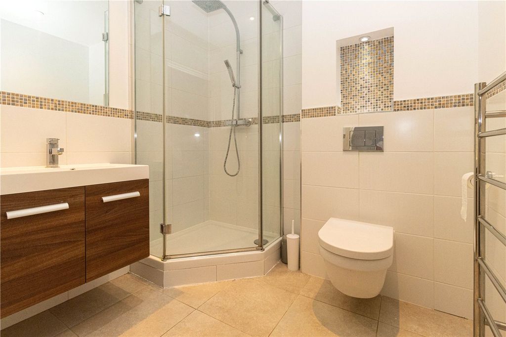 Additional image 7 of 2 bed flat for saleLeyton Road, Harpenden, Hertfordshire AL5