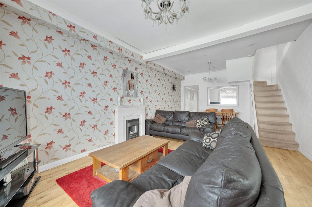 Property photo 3 of 17 Through Lounge