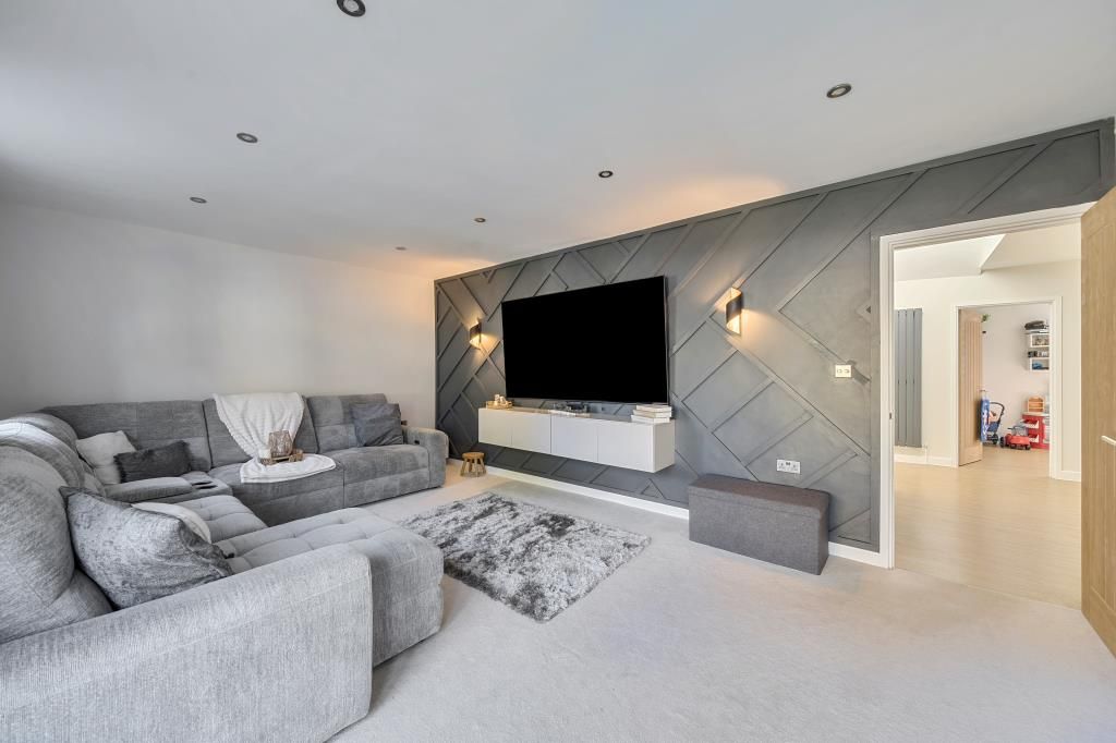 Property photo 1 of 21 Living Room