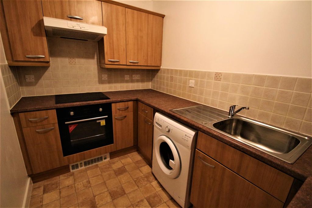 Property photo 3 of 6 Gardeners End 11 - Kitchen.Jpg