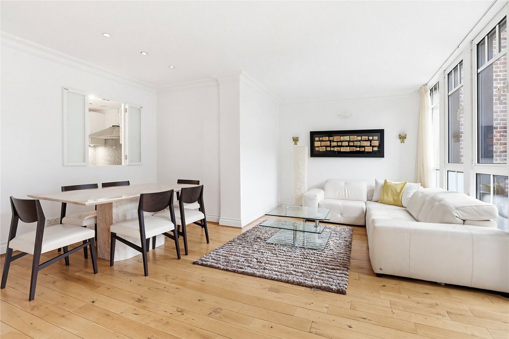 Property photo 1 of 16 St Johns Building