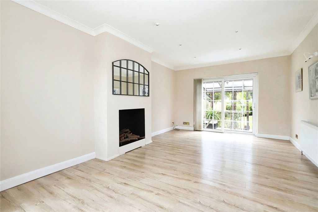 Property photo 2 of 13 Lounge