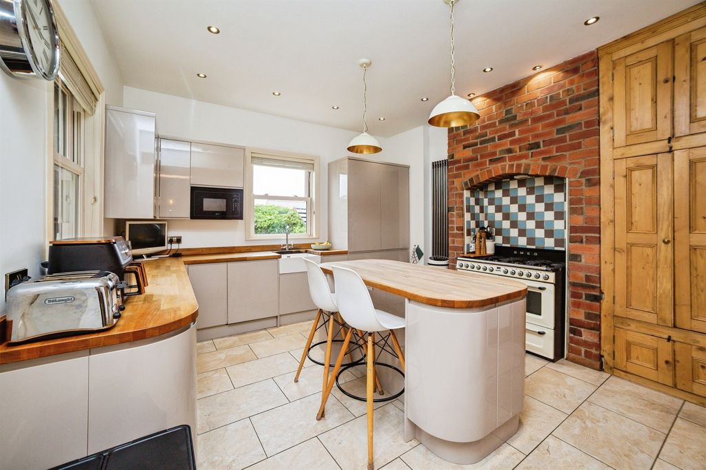 Property photo 2 of 17