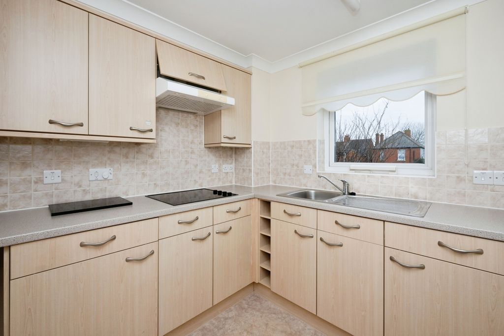 Property photo 3 of 10 Kitchen