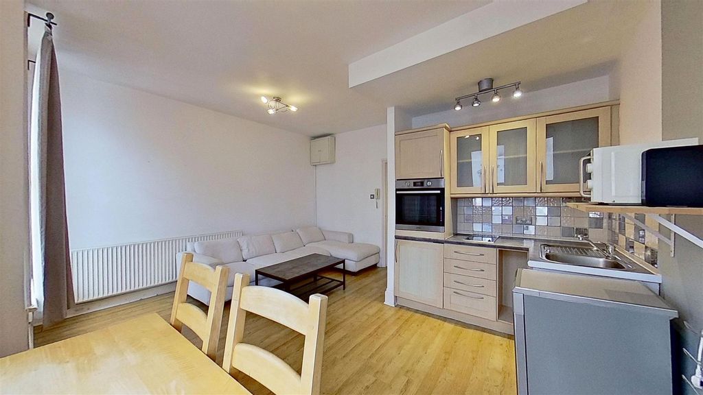 Property photo 2 of 14 Battersea-Rise-Battersea-Sw11-01222026_143919.Jpg