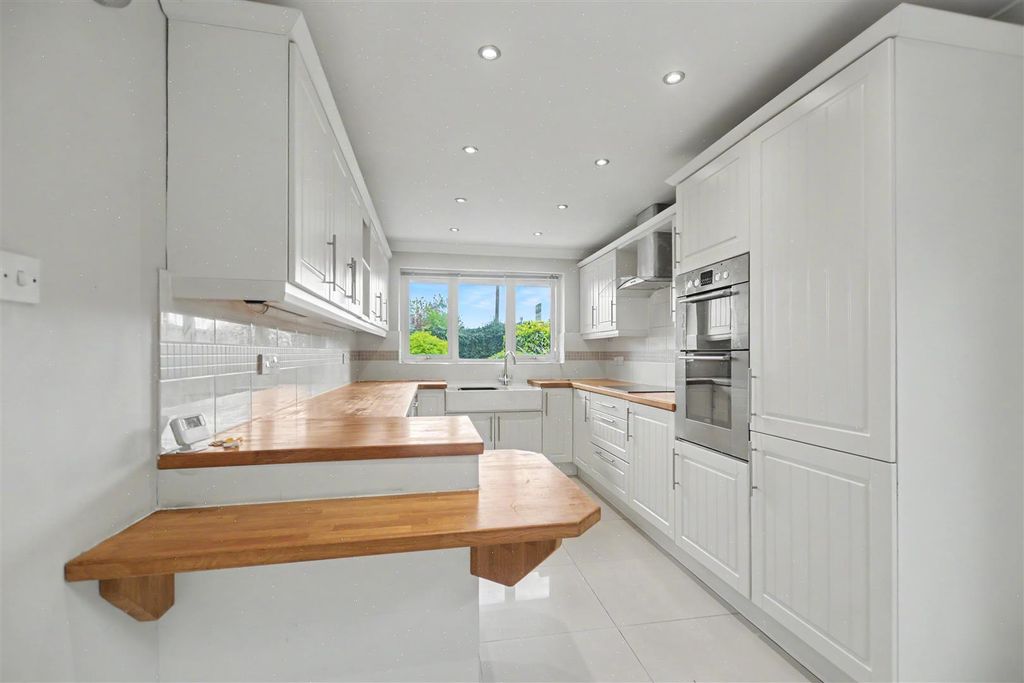 Property photo 3 of 27 Kitchen