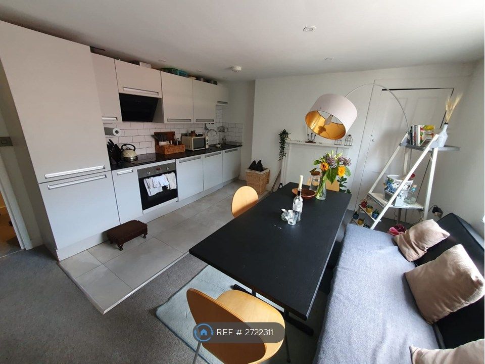 Property photo 3 of 8 Lounge 2