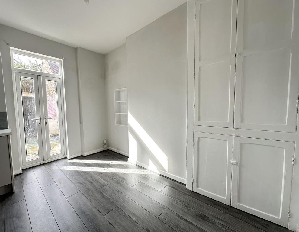 Property photo 3 of 8 Kitchen