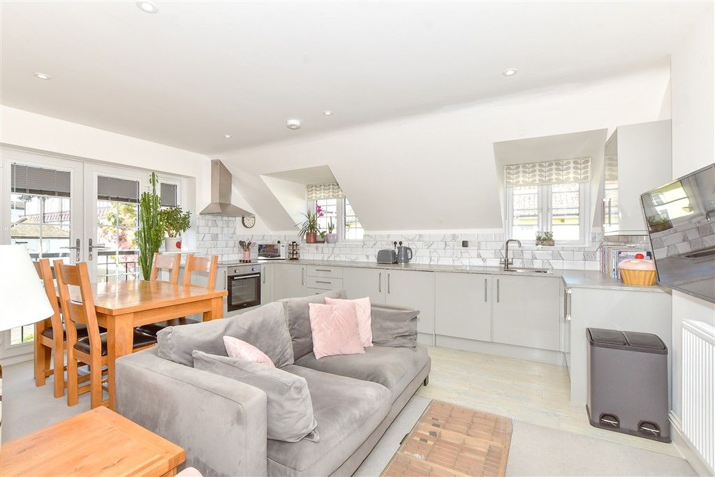 Property photo 2 of 9 Lounge/Kitchen