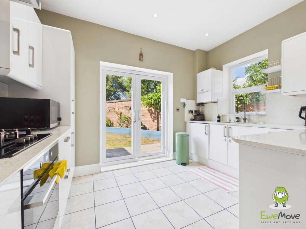 Property photo 2 of 24 Ewemove Estate Agents Basingstoke - Winchester Roa