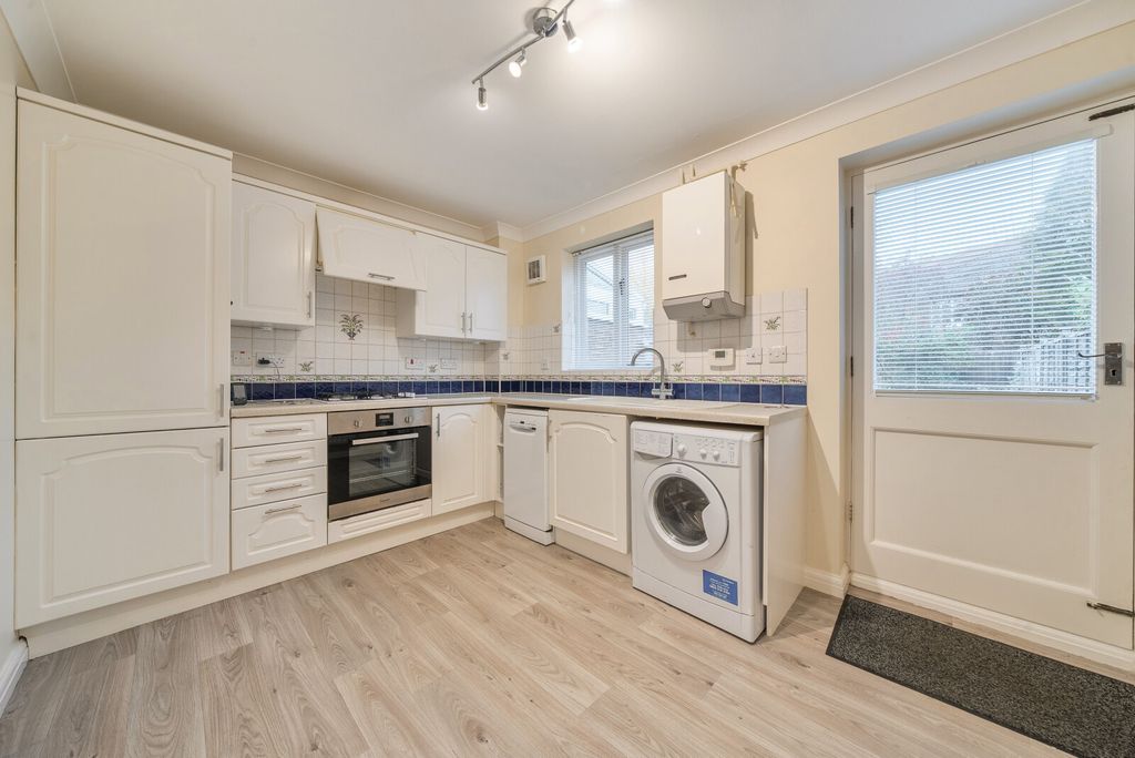 Property photo 3 of 12 1376871-3-690d163...