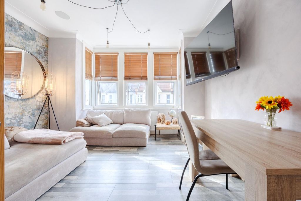 Property photo 2 of 15 Lounge