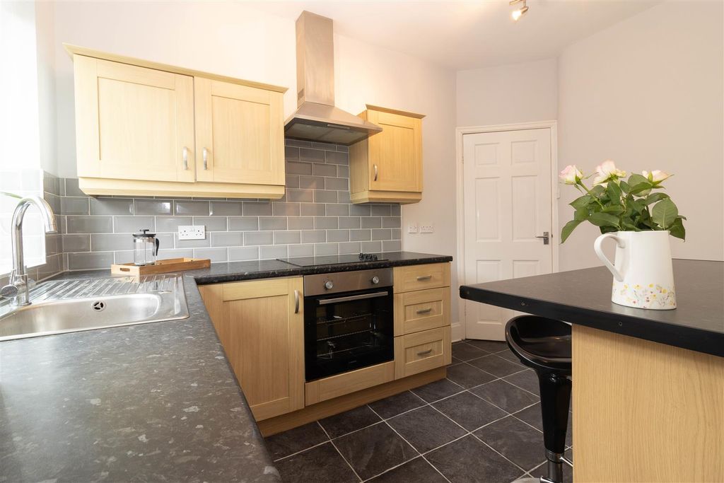 Property photo 3 of 9 Kitchen