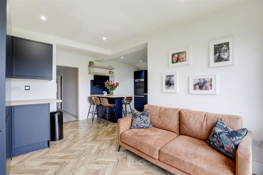 Property photo 3 of 27