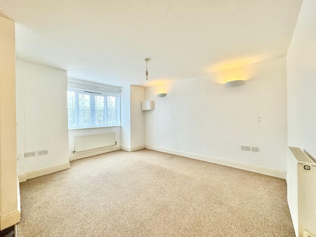 Property photo 3 of 7 Lounge