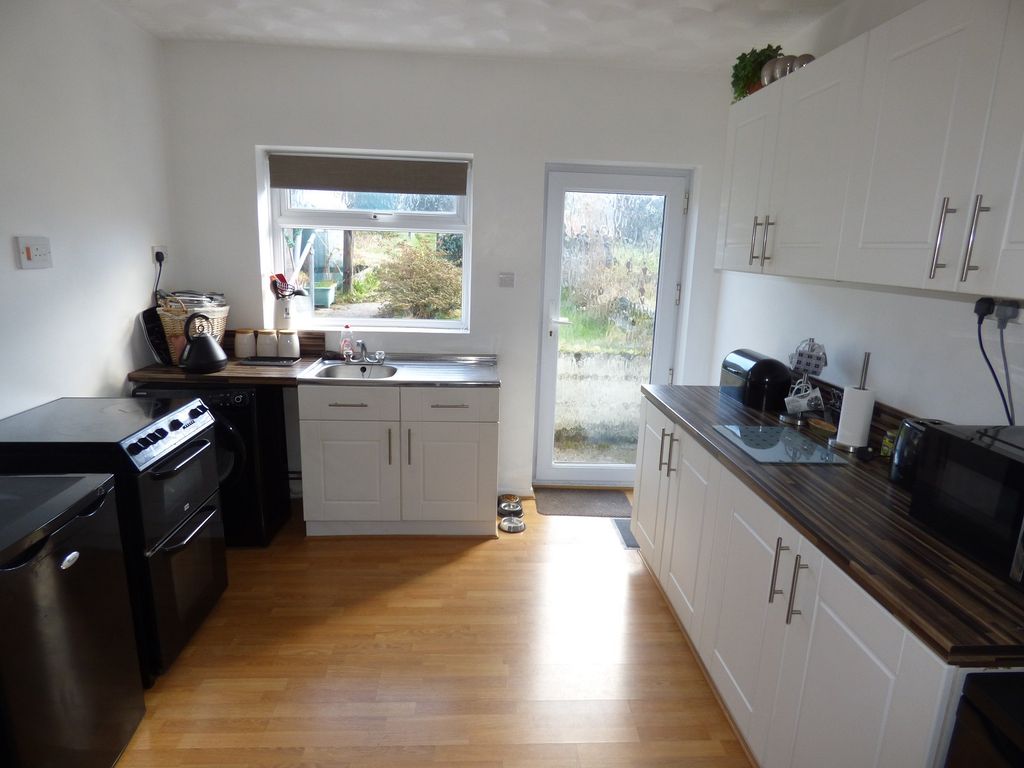 Property photo 2 of 11 Kitchen