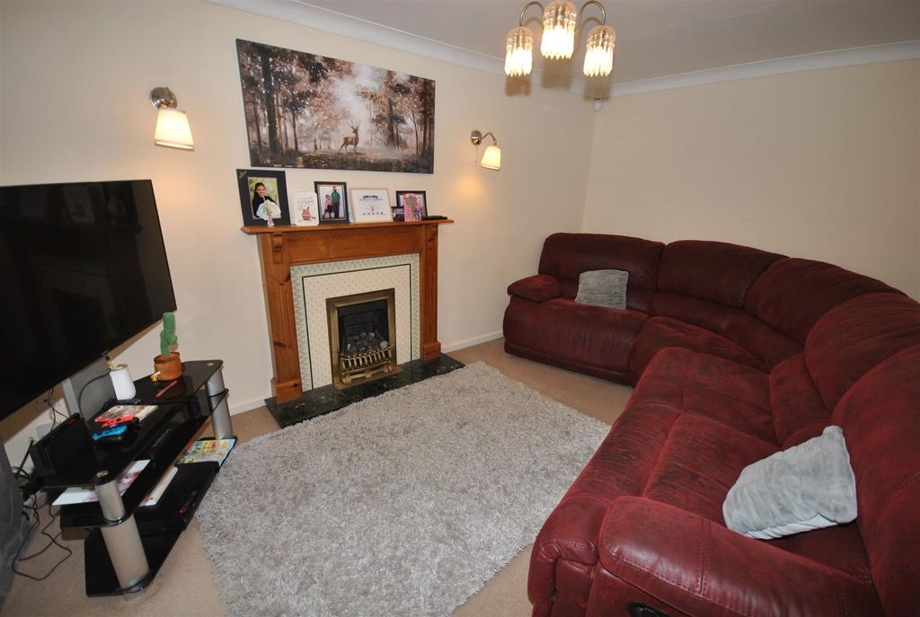 Property photo 2 of 17 Lounge