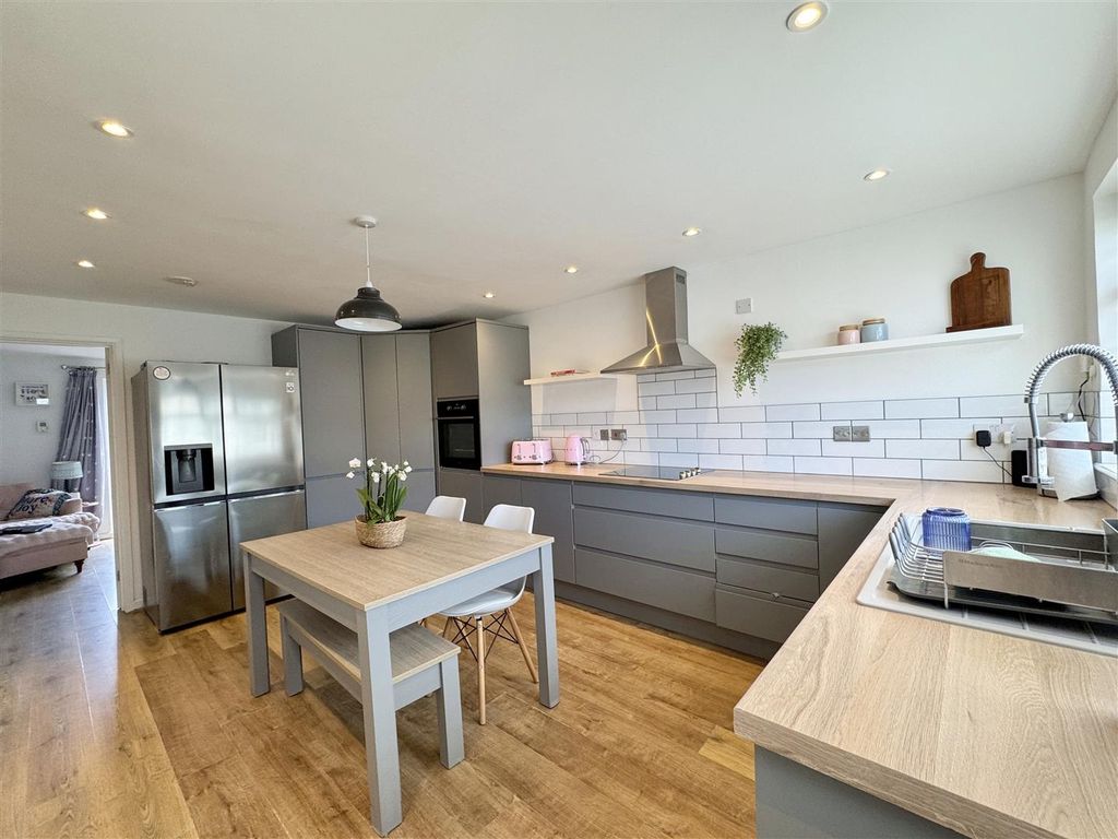 Property photo 3 of 11 Kitchen