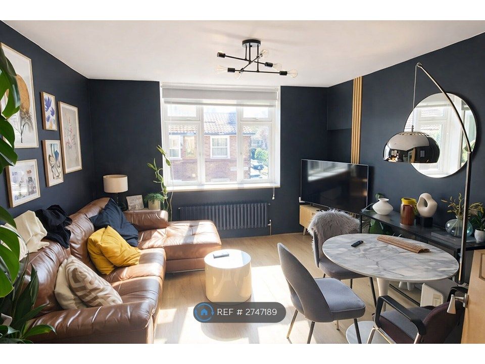 Property photo 1 of 20 Huge South Facing Lounge