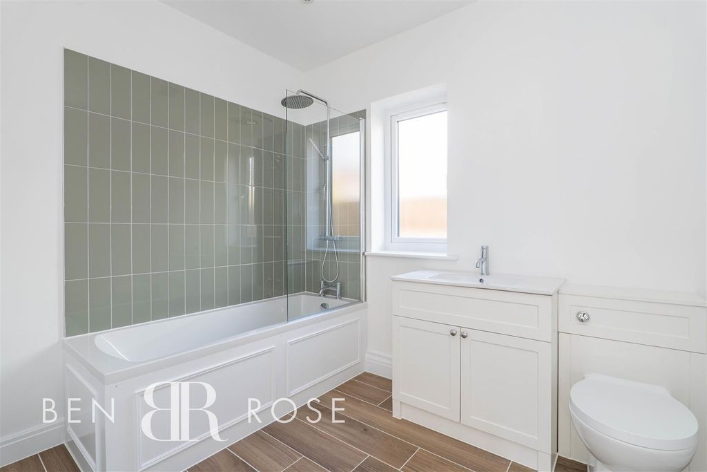 Property photo 3 of 31 Family Bathroom